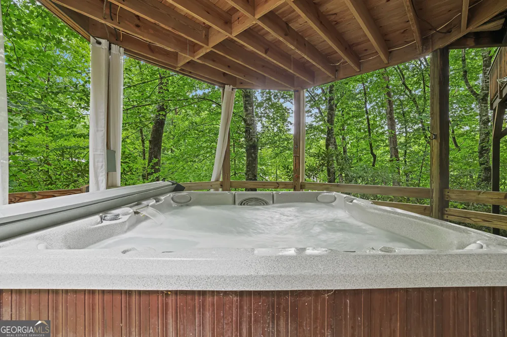 83 Hilltop CIR Clarkesville, GA 30523