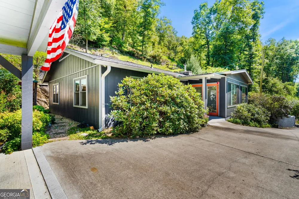 162 Hiawassee River Road RD Brasstown, NC 28902