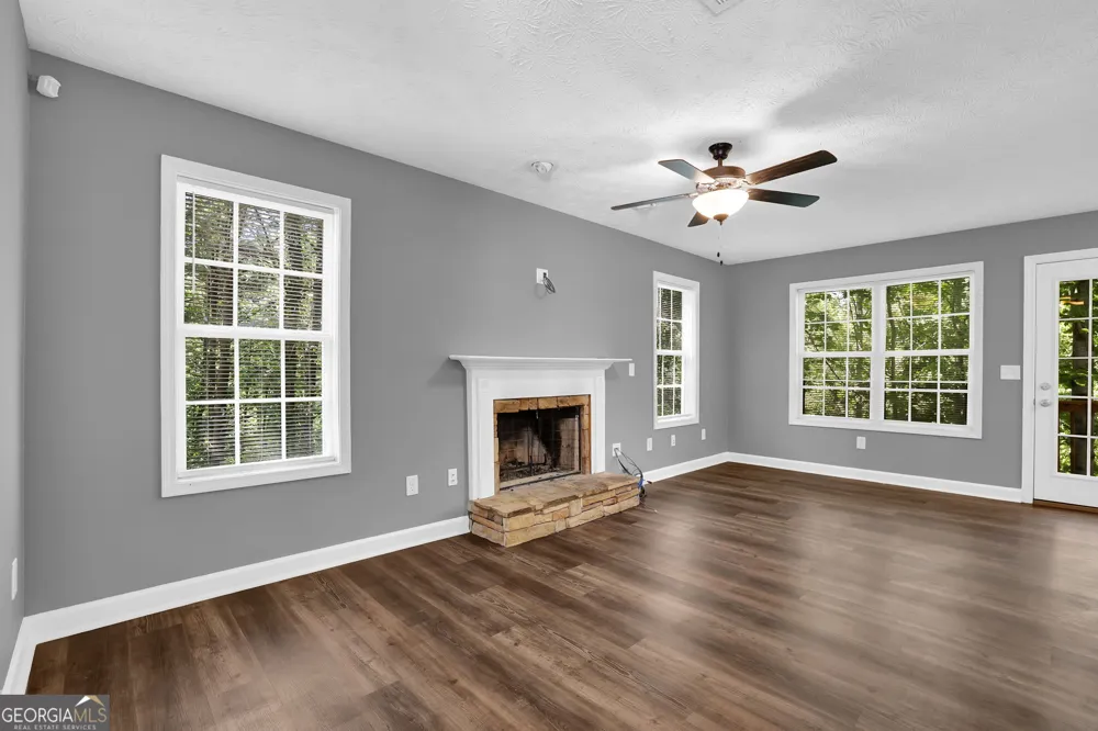 1081 Whispering Woods DR Canton, GA 30114