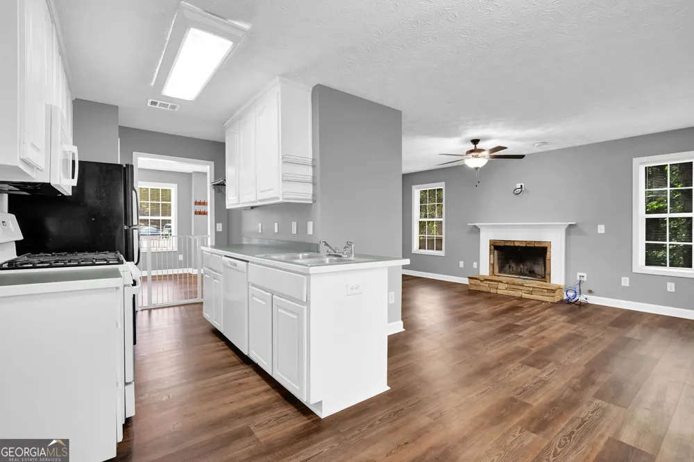 1081 Whispering Woods DR Canton, GA 30114