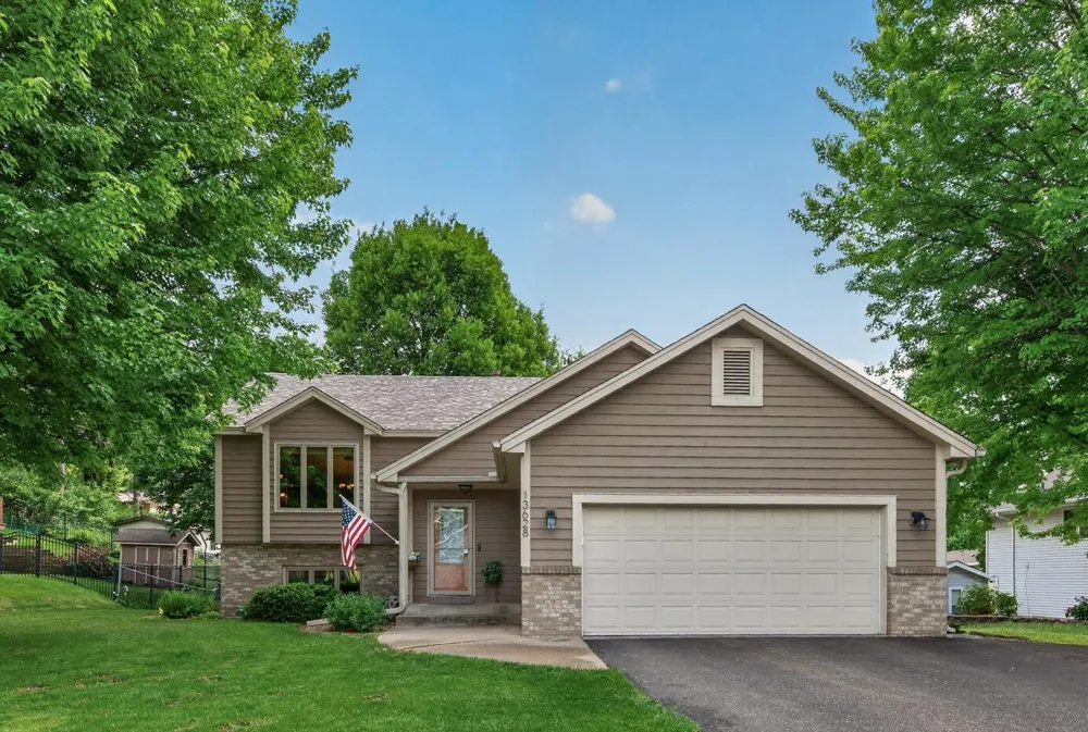 13628 Bryant Place S Burnsville, MN 55337