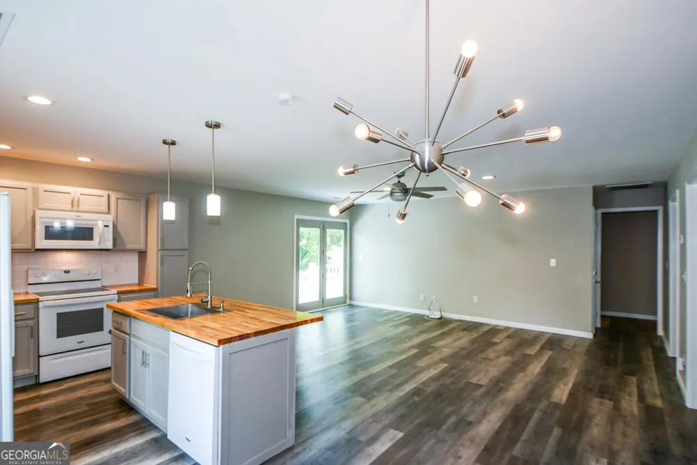 3426 Clarks Bridge RD Gainesville, GA 30506
