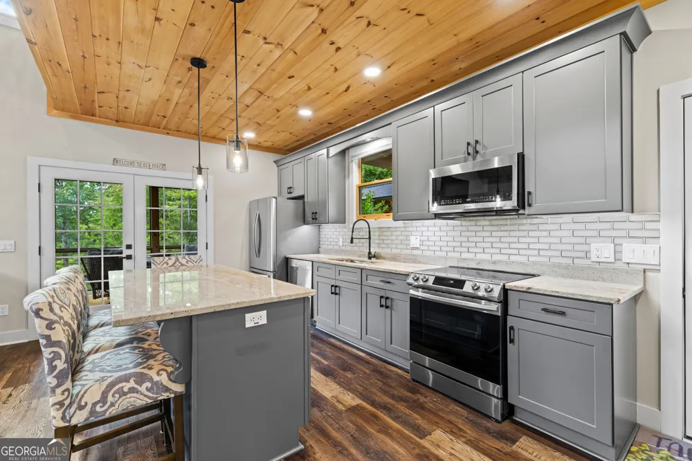 33 Jim McCrackin RD Clayton, GA 30525