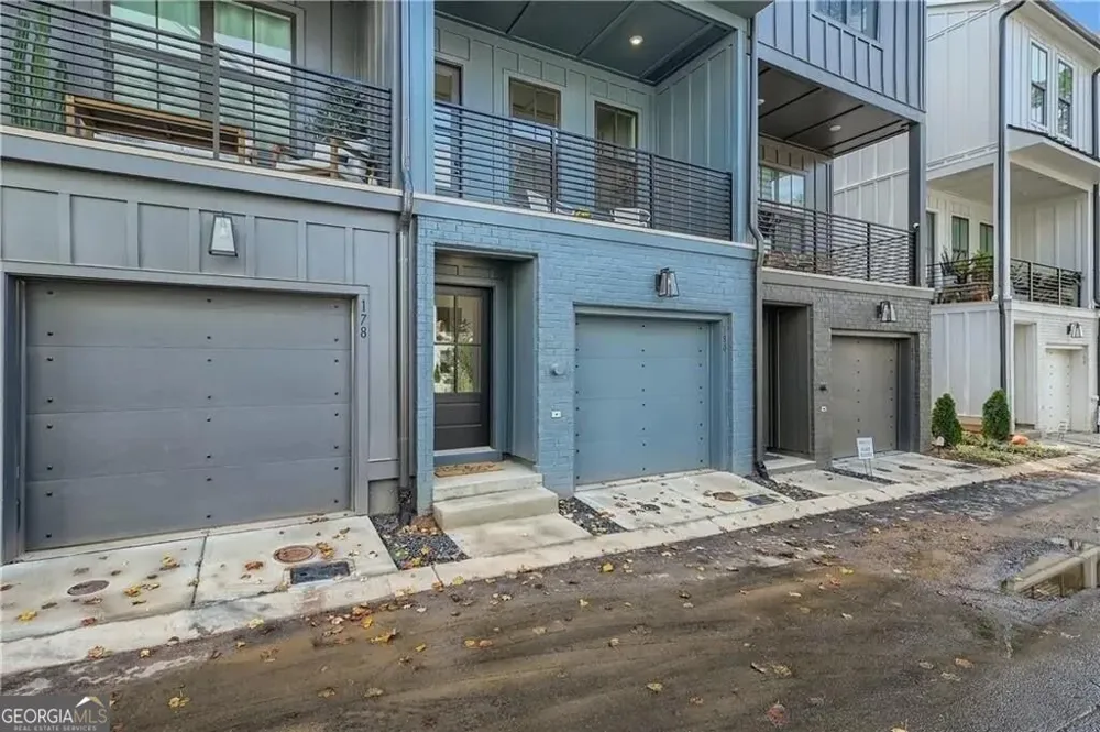 180 Chestnut CIR Atlanta, GA 30342