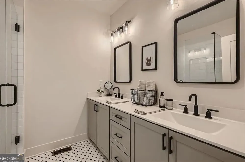 180 Chestnut CIR Atlanta, GA 30342