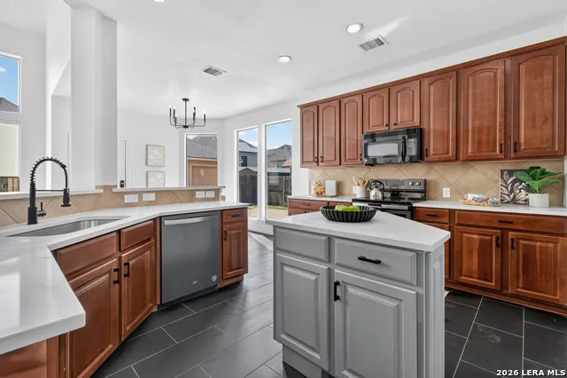 3027 HIDDEN MDW Seguin, TX 78155