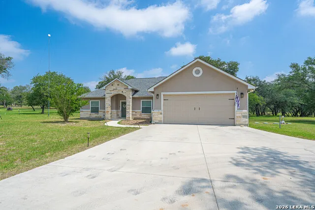 521 COUNTY ROAD 6868 E Natalia, TX 78059