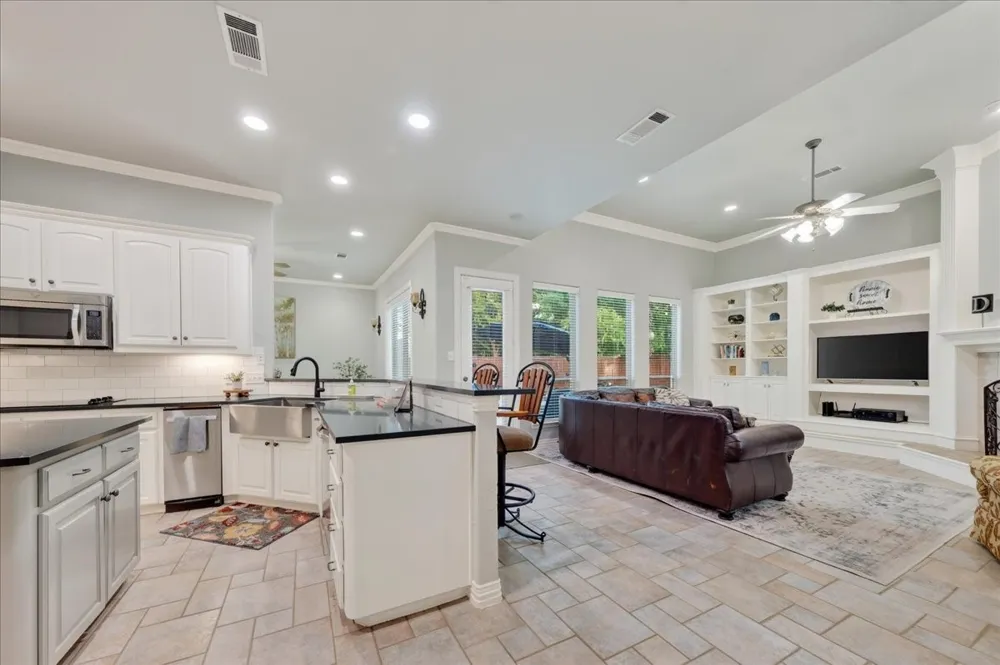 9116 Edgemont Drive North Richland Hills, TX 76182