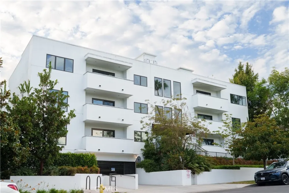 853 S Lucerne #306 Los Angeles, CA 90005