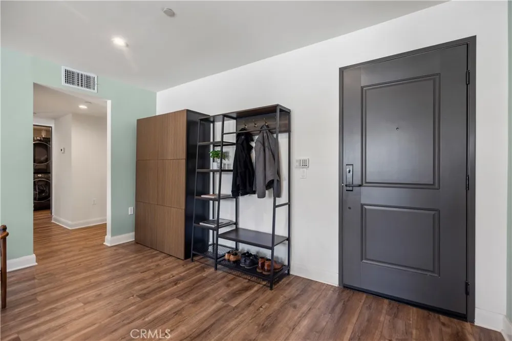 853 S Lucerne #306 Los Angeles, CA 90005