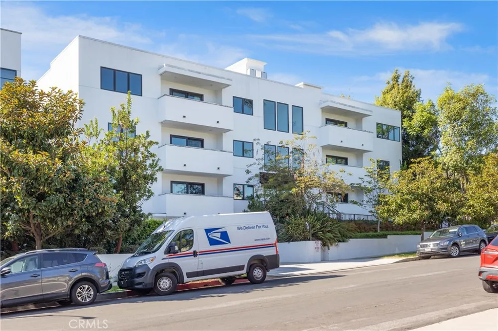 853 S Lucerne #306 Los Angeles, CA 90005
