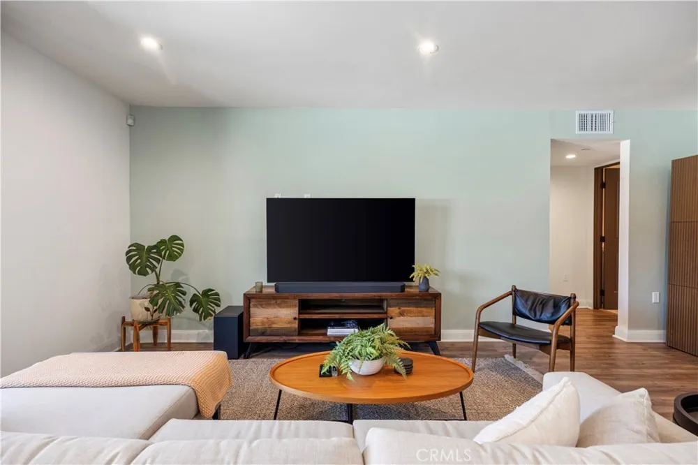 853 S Lucerne #306 Los Angeles, CA 90005