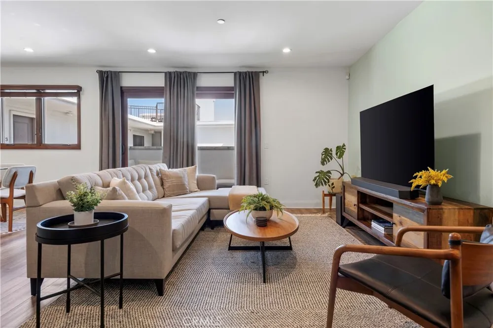 853 S Lucerne #306 Los Angeles, CA 90005