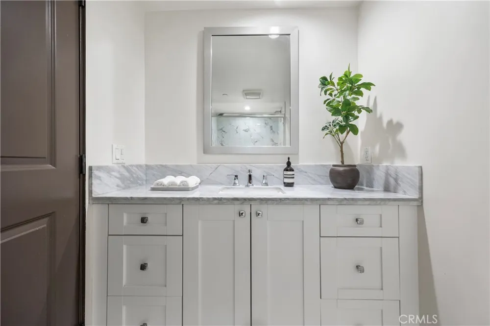 853 S Lucerne #306 Los Angeles, CA 90005