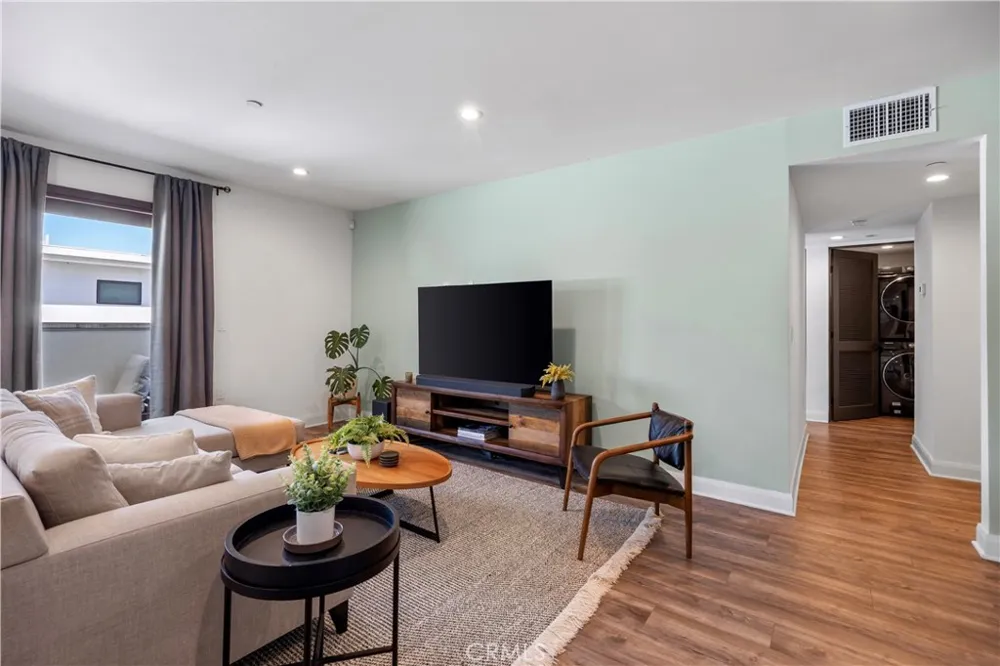 853 S Lucerne #306 Los Angeles, CA 90005