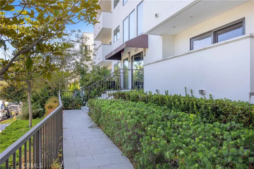 853 S Lucerne #306 Los Angeles, CA 90005