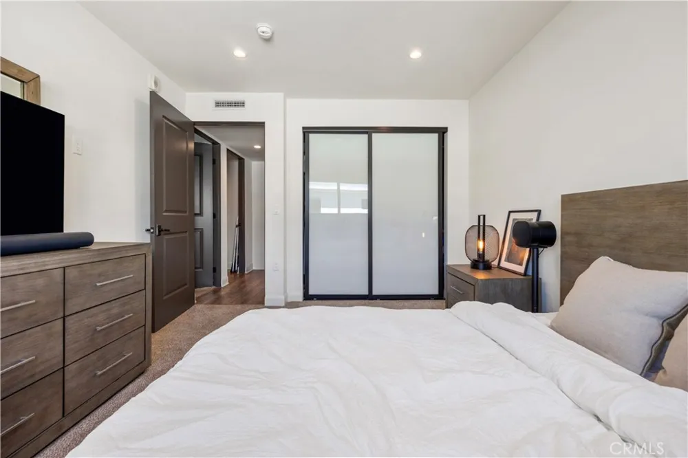 853 S Lucerne #306 Los Angeles, CA 90005