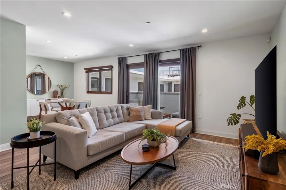 853 S Lucerne #306 Los Angeles, CA 90005