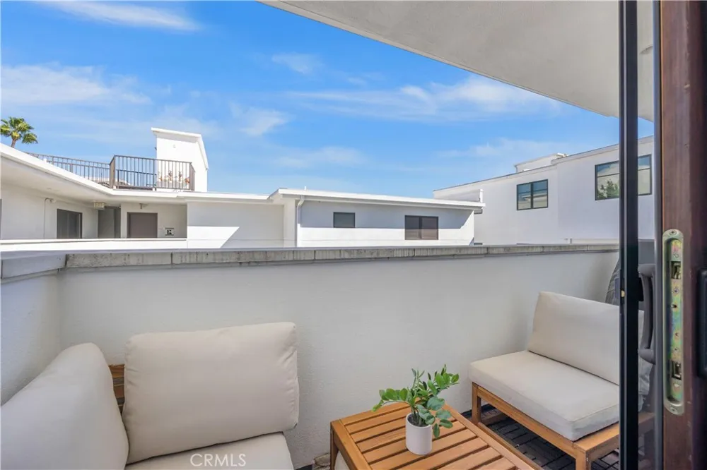 853 S Lucerne #306 Los Angeles, CA 90005