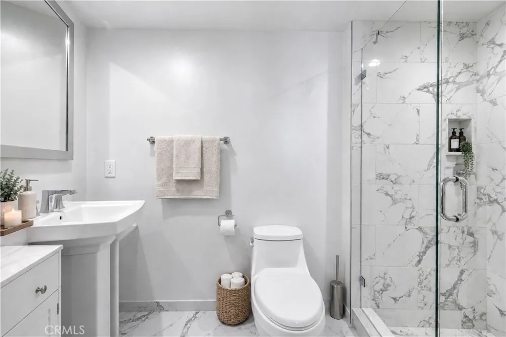 853 S Lucerne #306 Los Angeles, CA 90005