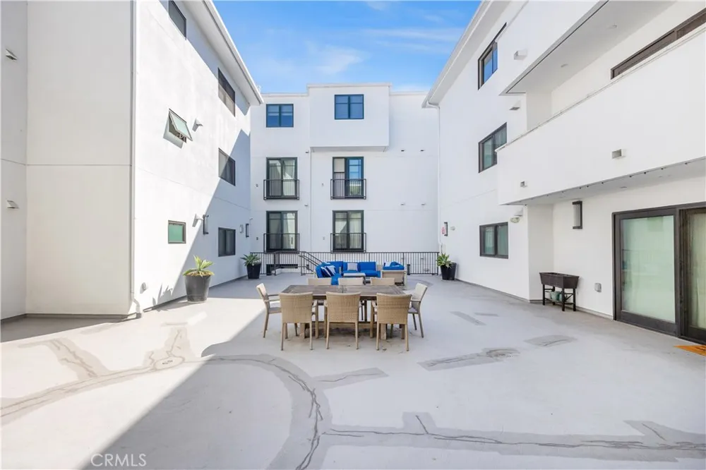 853 S Lucerne #306 Los Angeles, CA 90005