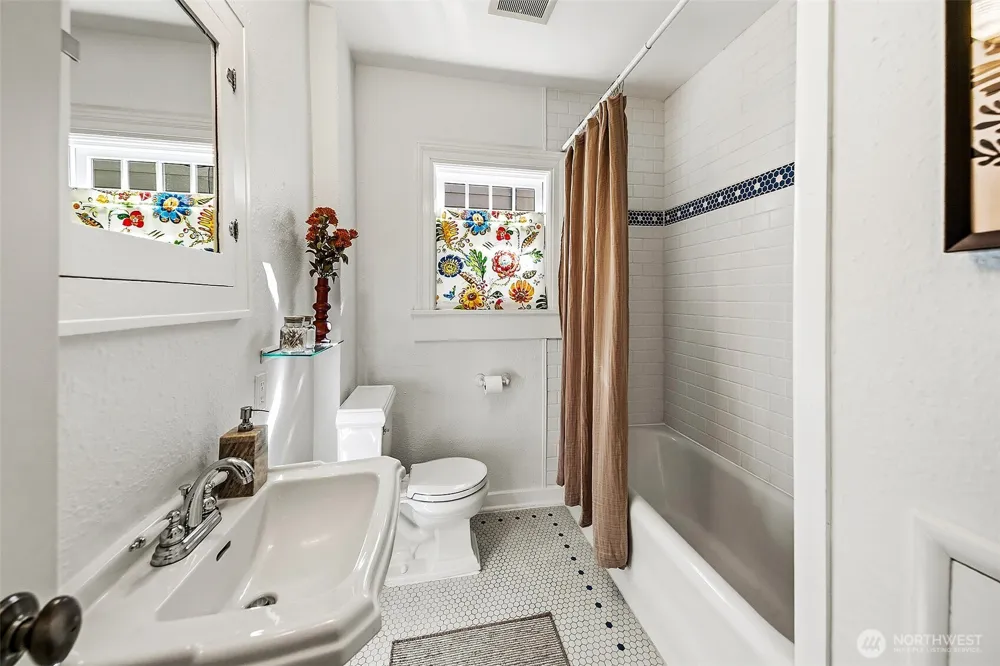 2502 18th Avenue S Seattle, WA 98144