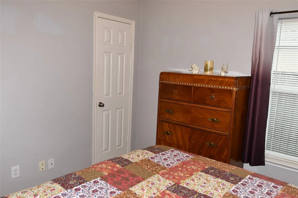 215 Dodge City Trail Newark, TX 76071