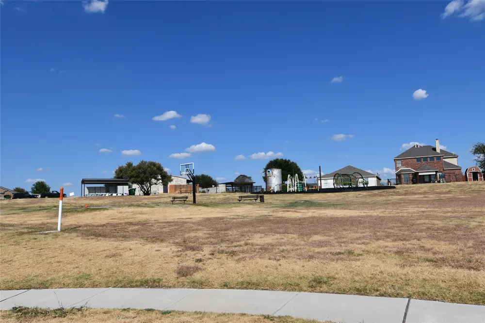 215 Dodge City Trail Newark, TX 76071