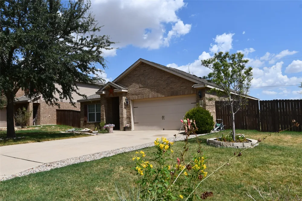 215 Dodge City Trail Newark, TX 76071