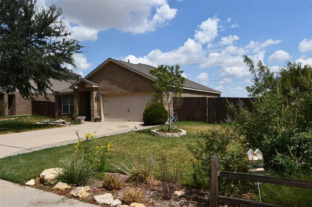 215 Dodge City Trail Newark, TX 76071