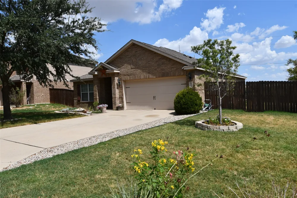 215 Dodge City Trail Newark, TX 76071