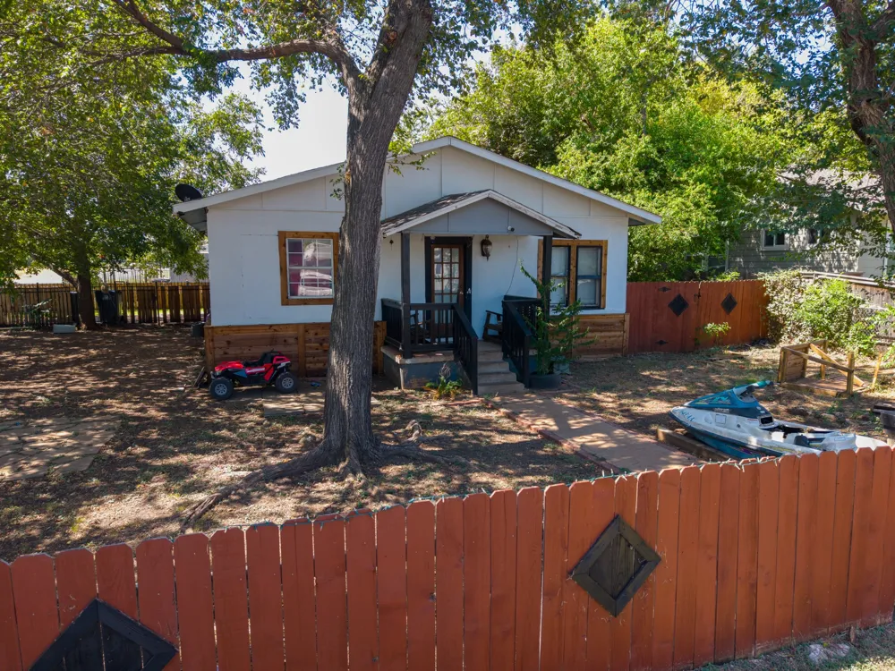 806 E 4th Street Georgetown, TX 78626