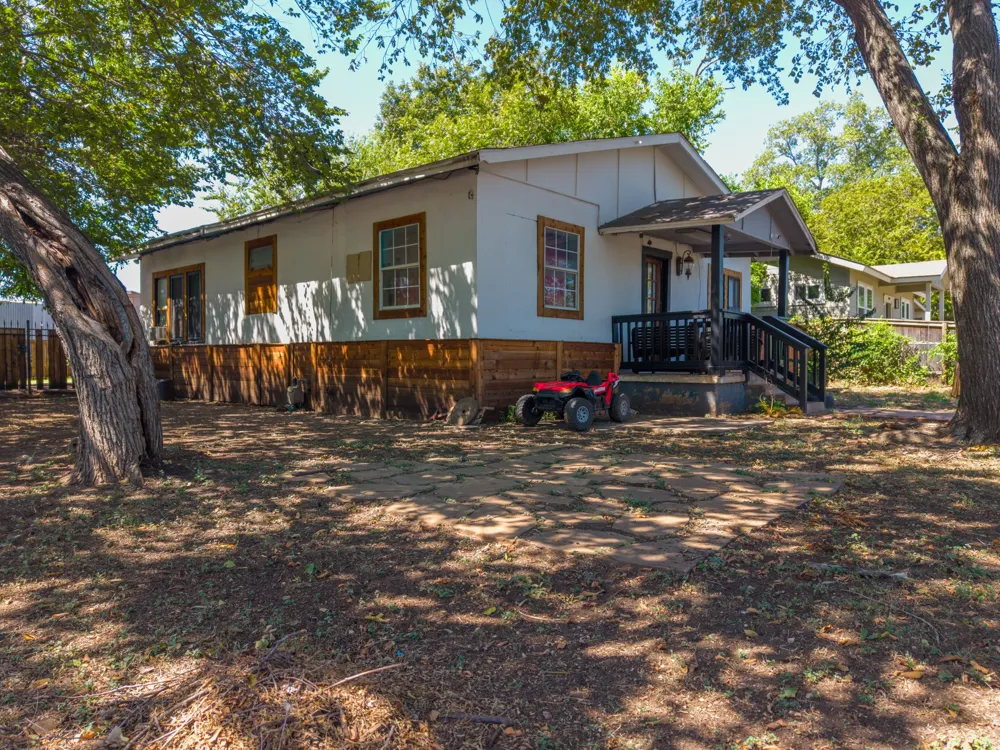 806 E 4th Street Georgetown, TX 78626
