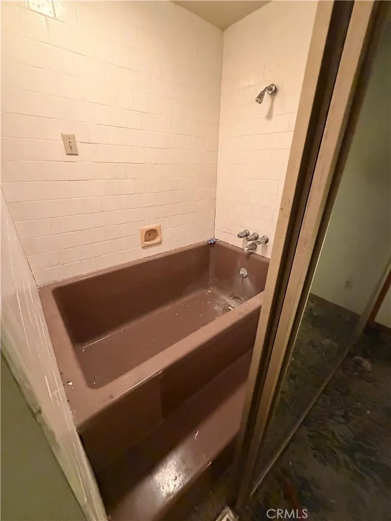 2323 W 102nd Inglewood, CA 90303