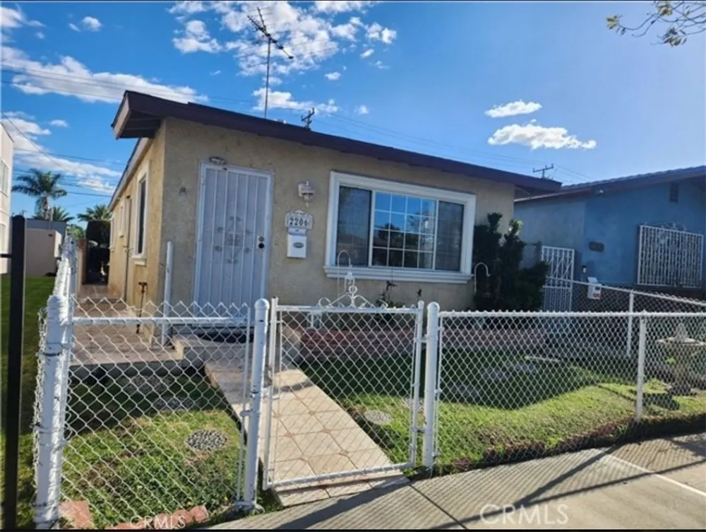 2206 Cowlin Avenue Commerce, CA 90040