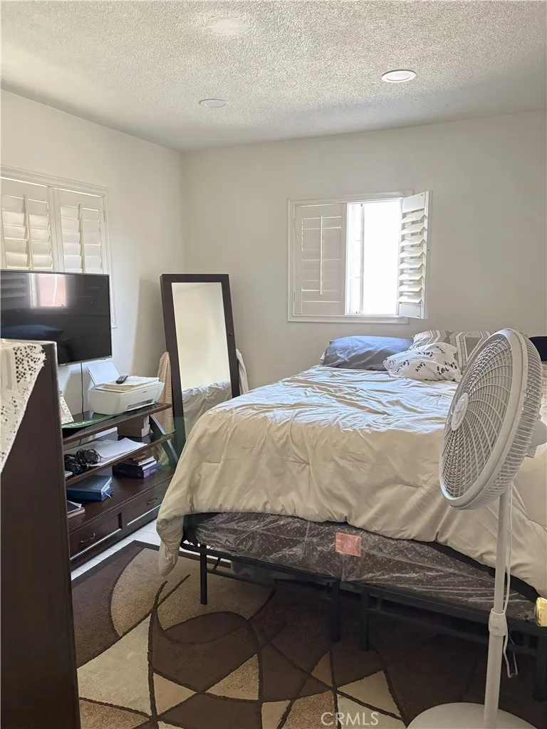 2206 Cowlin Avenue Commerce, CA 90040