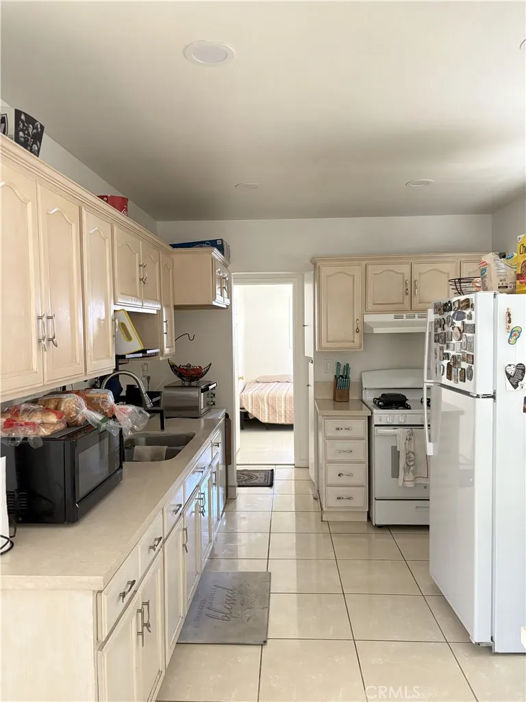 2206 Cowlin Avenue Commerce, CA 90040