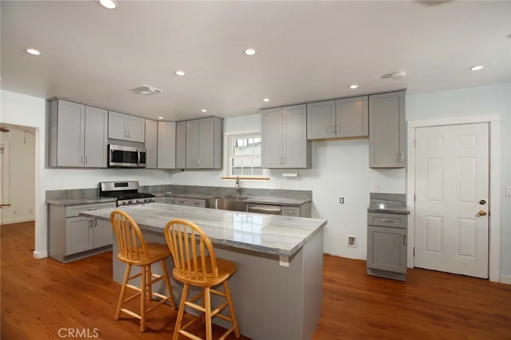 9819 Haines Canyon Los Angeles, CA 91042