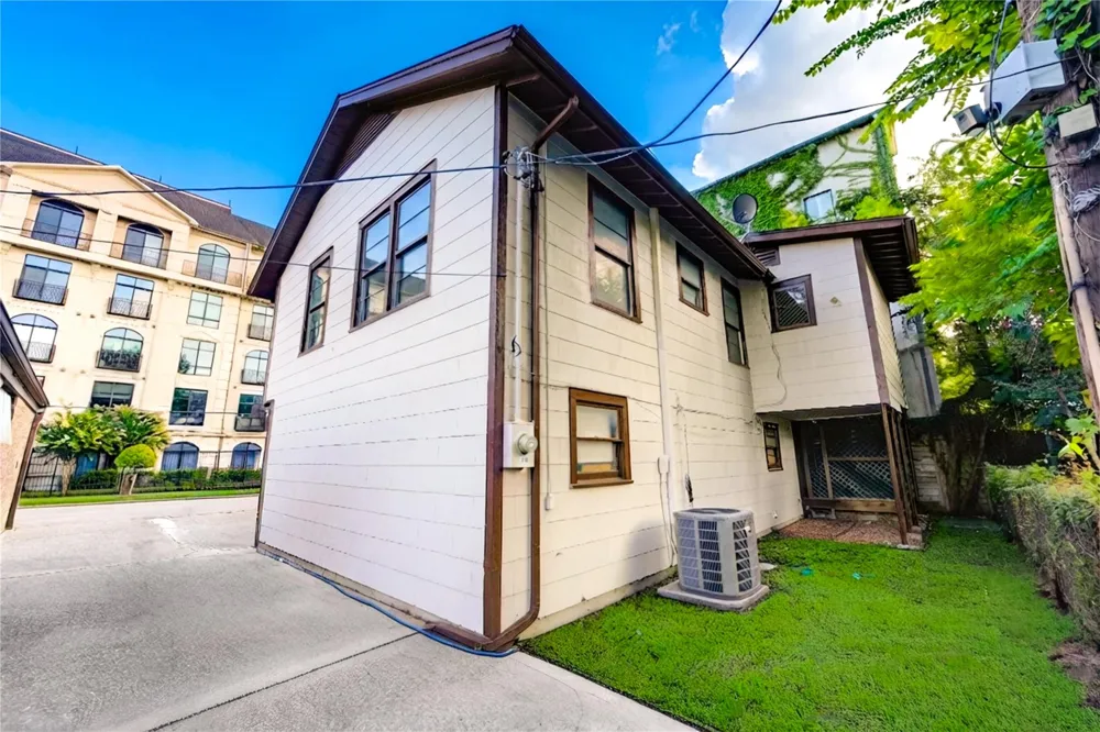 1932 W Bell Street Houston, TX 77019