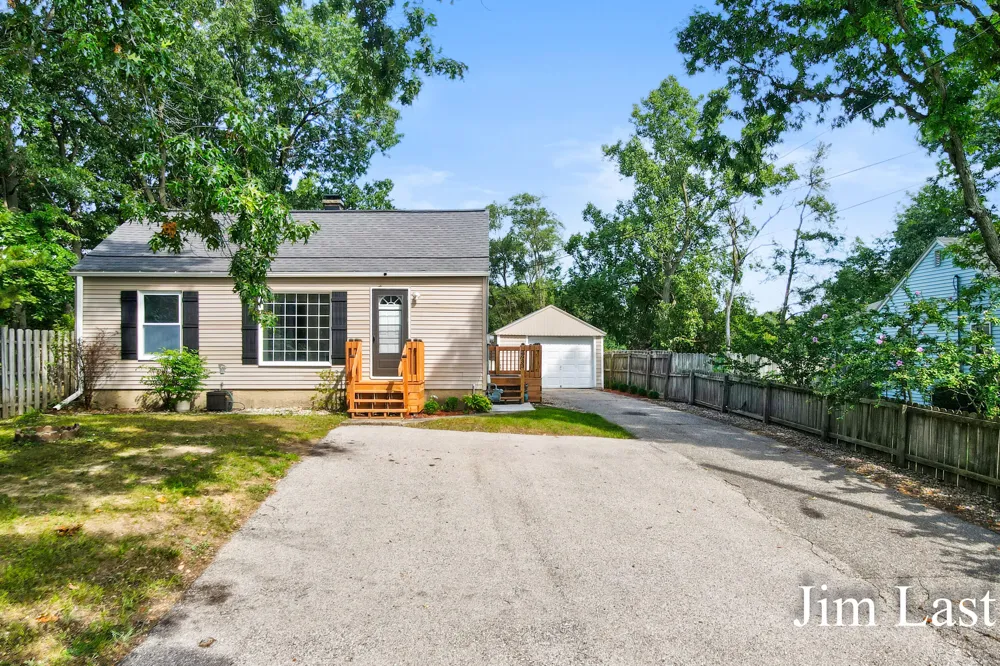 933 Barbara Street NW Grand Rapids, MI 49544