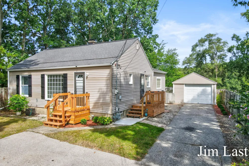 933 Barbara Street NW Grand Rapids, MI 49544