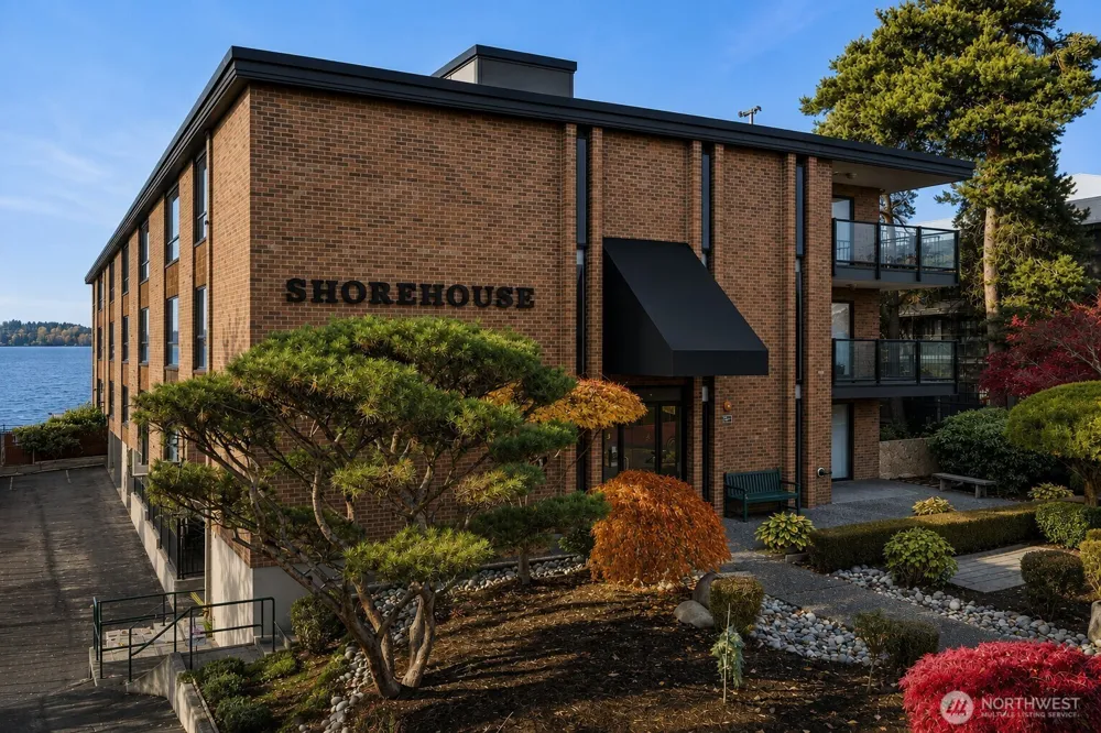 6225 Lake Washington Boulevard NE #208 Kirkland, WA 98033