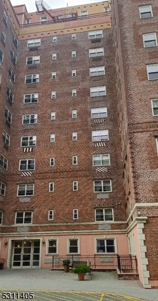 70 S Munn Ave #1008 Unit 1008 East Orange City, NJ 07018