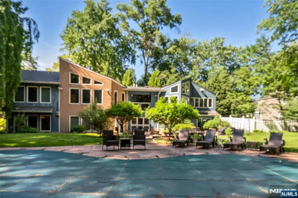 300 Lake Shore Drive Haworth, NJ 07641