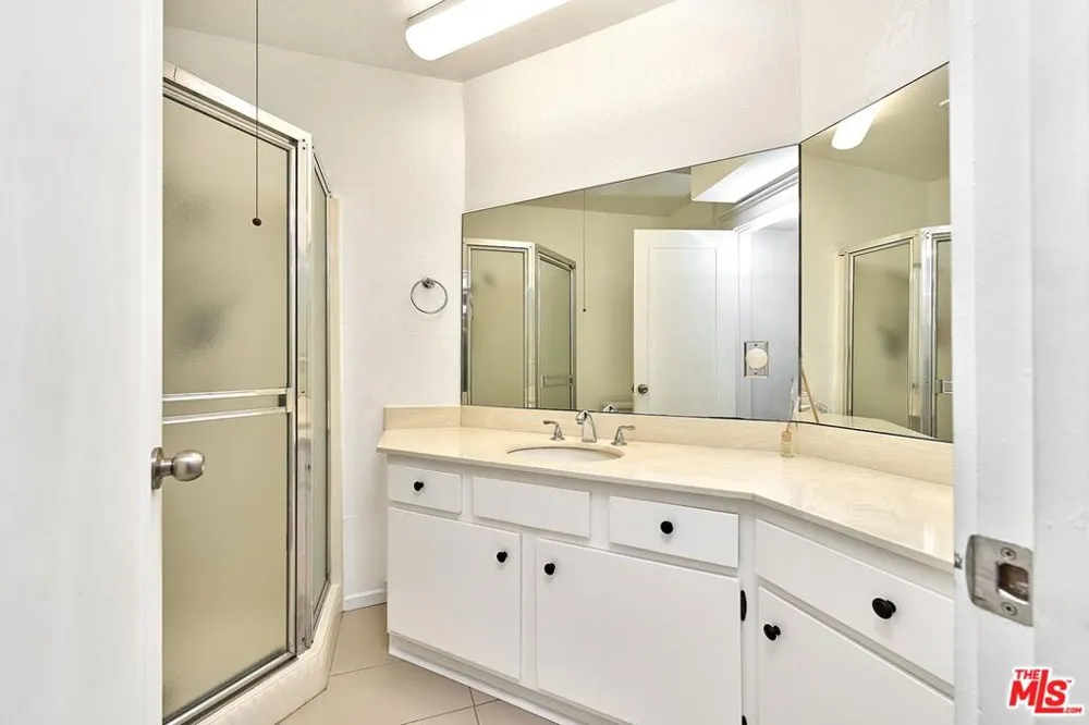200 S La Fayette Park Place #2 Los Angeles, CA 90057