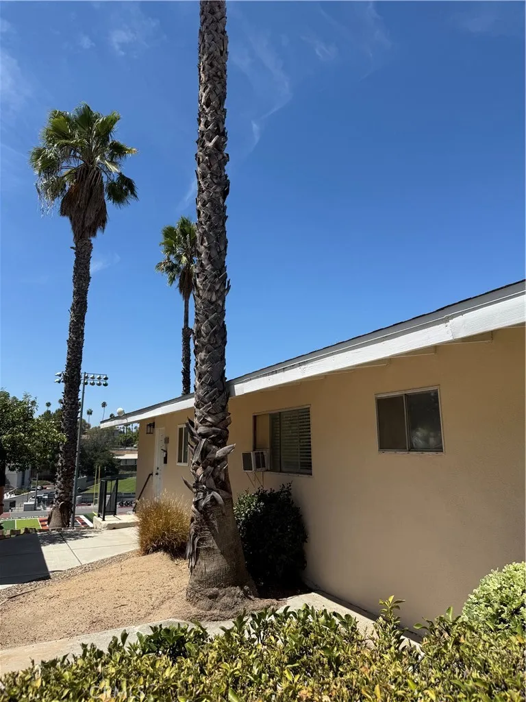 4571 main Riverside, CA 92501