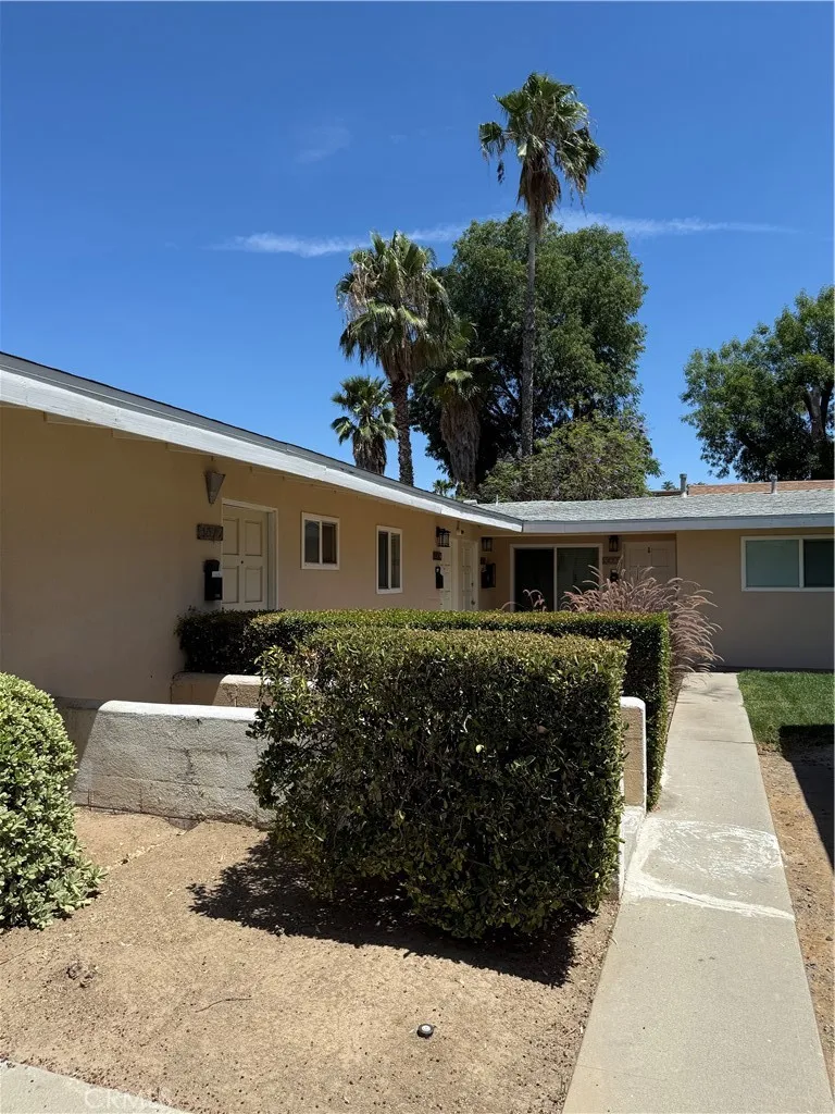 4571 main Riverside, CA 92501