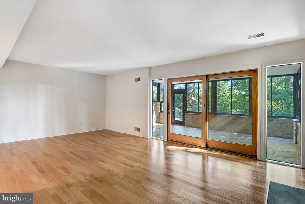 9022 TRAILRIDGE COURT Vienna, VA 22182