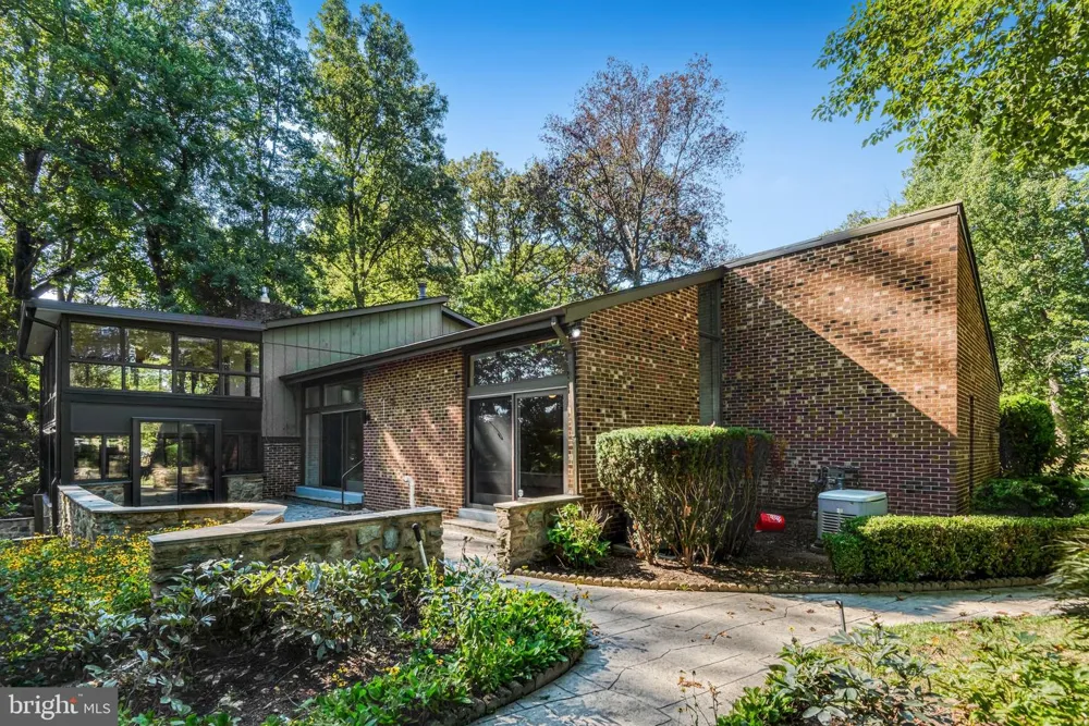 9022 TRAILRIDGE COURT Vienna, VA 22182