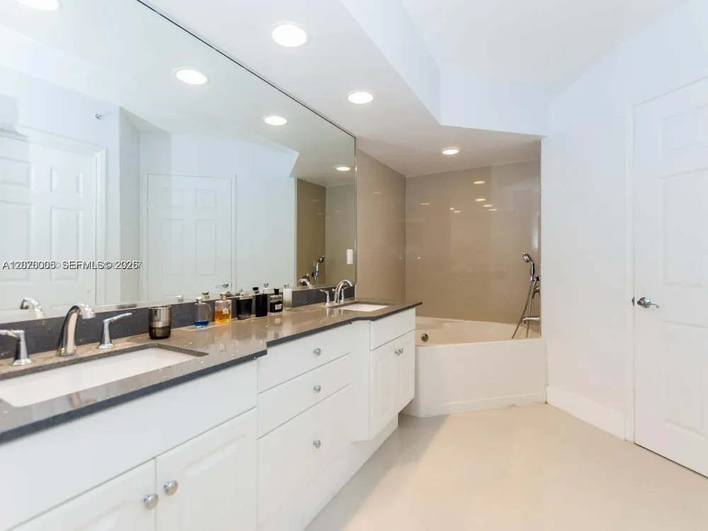 3370 Hidden Bay Dr #102 Aventura, FL 33180